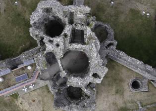 Y porthdy o'r awyr/ The gatehouse from the air