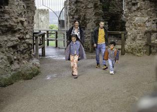 Ymwelwyr yn mynd i mewn i'r porthdy / Visitors entering the gatehouse