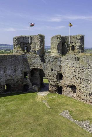 Porthdy gorllewinol o'r wal ddwyreiniol / The West Gatehouse from the east wall