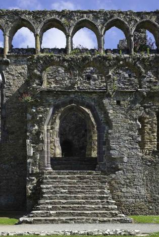 Y fynedfa i'r Neuadd yr Esgob / The entrance to the Bishop's Hall